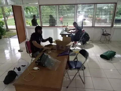 Kodam Tanjungpura buat APD berbahan tali kolor dan plastik transparan (dok. tniad.mil.id)