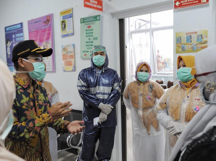 Petugas medis di puskesmas di Banda Aceh ada yang memakai jas hujan karena kelangkaan APD (dok DPR Kota Banda Aceh)