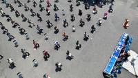 Peserta rapat duduk dengan kursi diberi jarak aman guna mendukung physical distancing.
