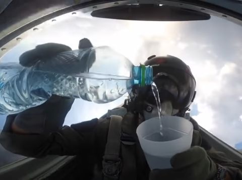 pilot minum sambil manuver