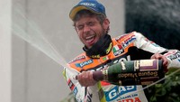 Rossi pun bergabung 2002 sebagai pebalap Repsol Honda untuk menunggangi RC211V. Saat itu, kelas MotoGP 990cc diperkenalkan untuk menggantikan kelas 500cc. Foto: Getty Images/Grazia Neri
