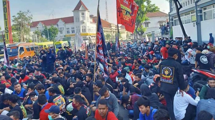 massa pagar nusa geruduk polrestabes surabaya