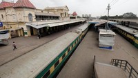 Setelah pemerintah Pakistan mengambil kejikakan untuk lockdowon, stasiun kereta pun sepi. Foto ini diabadikan pada tanggal 24 Maret 2020. (REUTERS/Akhtar Soomro)