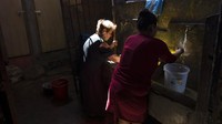 Tetapi uang itu tampaknya belum menjangkau sejumlah keluarga miskin yang tinggal di area tempat tinggal Cesar Alegre. Bangunan tiga lantai yang dihuni oleh sejumlah keluarga itu pun tampak memprihatinkan. Sejumlah warga yang tinggal di sana pun berjuang di medan pertempuran masing-masing untuk dapat bertahan hidup di tengah kondisi yang serba terbatas.