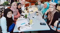 Bersama Fenita Arie hingga Dhini Aminarti, Soraya tengah kumpul bersama. Mereka punya agenda meeting kuliner. Seru ya! Foto: Instagram sorayalarasat1