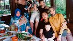 10 Momen Kulineran Soraya Larasati Bareng Keluarga hingga Teman Artis