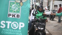 Aksi bagikan hand sanitizer dan bingkisan secara gratis kepada pengemudi Ojol ini, sebagai bentuk simpatik atas menurunnya pendapatan ojol semenjak adanya COVID-19. Dok. PKB.