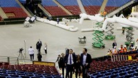 Gubernur California Gavin Newsom (berdasi) memantau pembangunan rumah sakit darurat di stadion bola basket Sleep Train Arena, (6/4/2020). Stadion yang merupakan markas tim basket NBA Sacramento Kings California tersebut dialihfungsikan menjadi bangsal perawatan yang mampu menampung hingga 400 tempat tidur. AP Photo/Rich Pedroncelli, Pool.