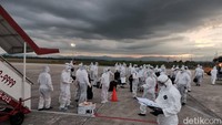 Pesawat pengangkut 111 warga Thailand bernomor penerbangan SL-117 itu lepas landas dari Bandar Udara Internasional Soekarno-Hatta pada 14.10 WIB dan mendarat pada 17.20 waktu setempat di Bandar Udara Internasional Hat Yai, penghubung utama di Thailand bagian selatan, berlokasi di Distrik Khlong Hoi Khong, Songkhla.