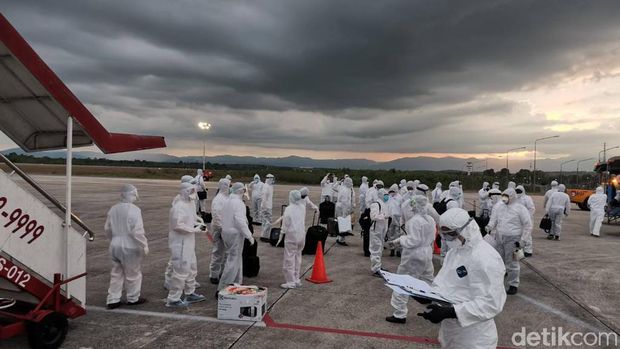 Sebanyak 111 warga negara Thailand dibawa pulang dari Indonesia menggunakan pesawat Thai Lion Air.