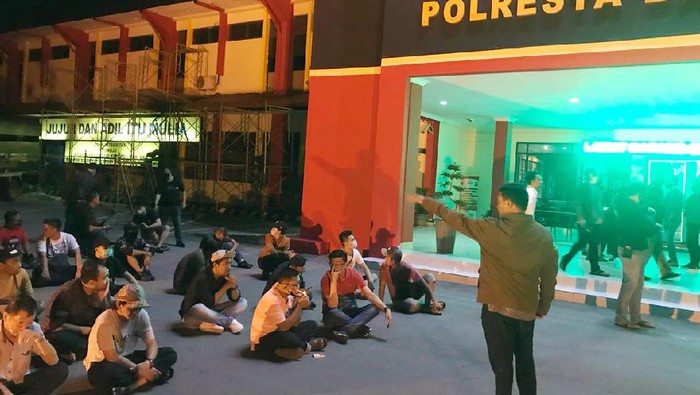 Polda Kepulauan Riau mengamankan sebanyak 71 orang dari dalam tempat hiburan malam di Batam