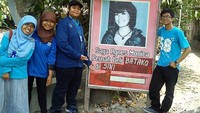 Spanduk nyeleneh ini menampilkan gambar Agnes Monica. Katanya Agnes Monica pernah beli batu bata di sini. Mungkin waktu Agnes mau membangun rumahnya. Percaya nggak? Foto: istimewa