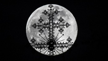 Pemandangan Supermoon di Biara Novodevichy di Moskow, Rusia. Foto: AP Photo / Pavel Golovkin