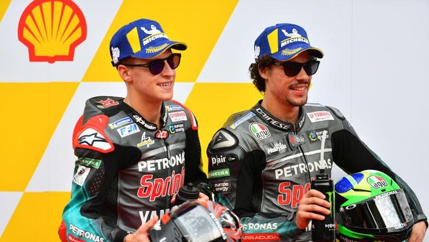 SEPANG, SELANGOR, MALAYSIA - NOVEMBER 02: Qualifying first place Fabio Quartararo (L) of France and third place Franco Morbidelli (R) of Italy and Petronas Yamaha SRT pose after the qualifying of the MotoGP of Malaysia at Sepang International Circuit on November 02, 2019 in Sepang, Selangor, Malaysia. (Photo by Thananuwat Srirasant/Getty Images for Petronas)