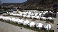 Umat Muslim di Afghanistan juga mendirikan tenda-tenda untuk para pengungsi yang melintas di negara tersebut, gunannya sebagai tempat karantina jika mereka tidak dapat memiliki tempat tinggal. AP Photo/Rahmat Gul.