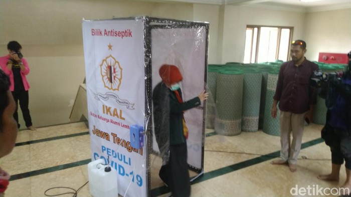 Bilik penyemprot antiseptik yang bakal dipasang di Masjid Agung Jateng