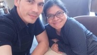 Keseruan momen kuliner Atalarik Syach ini dapat dilihat saat ia mencicip jajanan anak sekolah. Itu dilakukan saat ia datang ke sekolah anaknya untuk mengambil rapor. Foto: Instagram @ariksyach