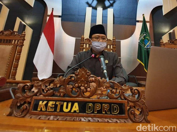 DPRD Kabupaten Pasuruan memangkas anggaran sejumlah pos kegiatan untuk dialihkan ke penanganan wabah virus Corona. Anggaran yang dipangkas lebih dari Rp 9,9 miliar.