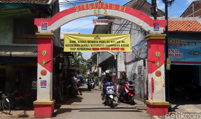 Cegah Penularan, Spanduk COVID-19 Hiasi Gang-gang di Bandung Spanduk terkait wabah COVID-19 terpasang di sejumlah gang di Kota Bandung, Jawa Barat. Spanduk itu, mengajak warga untuk memerangi COVID-19.