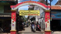 Pantauan detikcom, Rabu (8/4/2020) spanduk imbauan itu dipasang di sejumlah gang yang ada di Kelurahan Cibadak, Kecamatan Astanaanyar dan Kelurahan Jamika, Kecamatan Bojongloa Kaler.  