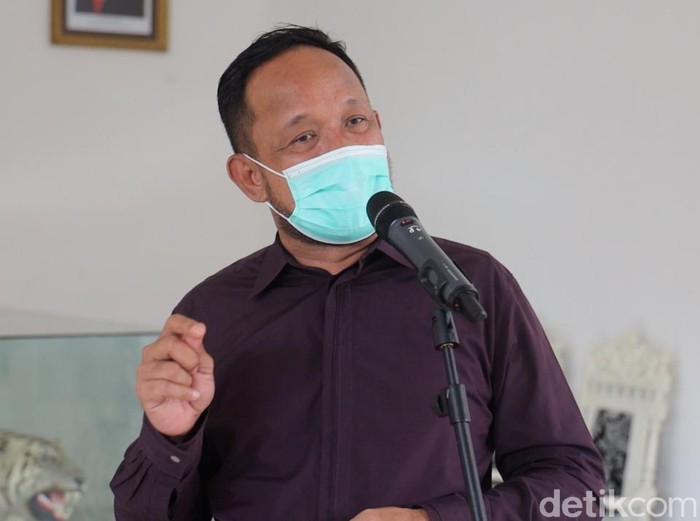 Pemkab Ponorogo menyiagakan petugas di 7 pintu masuk Bumi Reog. Mereka disiagakan 24 jam untuk mendata para pendatang dari luar Ponorogo atau pemudik.