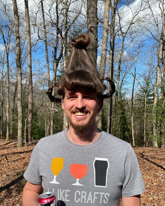 Nah kalau model rambut yang satu ini adalah model rambut untuk pergi ke pesta. Geoff mengaku rela membiarkan rambutnya dibentuk berbagai macam model oleh sang kekasih karena dia tau bahwa Heidi sangat suka menata rambut. Benar-benar pasangan idaman ya? Foto: instagram@Heidi Lee Oley