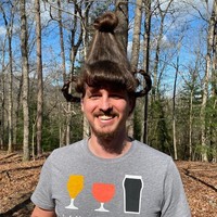 Nah kalau model rambut yang satu ini adalah model rambut untuk pergi ke pesta. Geoff mengaku rela membiarkan rambutnya dibentuk berbagai macam model oleh sang kekasih karena dia tau bahwa Heidi sangat suka menata rambut. Benar-benar pasangan idaman ya? Foto: instagram@Heidi Lee Oley