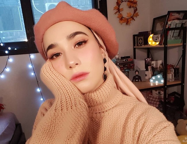 Nama lengkap dari influencer hijab Kim Miso adalah Harakat Ibtisam. Ia memakai Kim Miso sebagai nama panggung karena kini berdomisili di Korea. Kim Miso sendiri dalam bahasa Korea berarti tersenyum. Foto: instagram @kimmiso1194