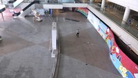 Suasana lengang Terminal Kedatangan Internasional Bandara Internasional I Gusti Ngurah Rai di Badung, Bali, Kamis (2/4/2020). ANTARA FOTO/Fikri Yusuf.  
