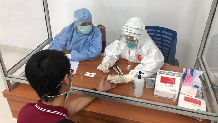 Warga Cirebon jalani rapid test Corona
