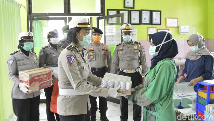 polisi dan tni memberi bantuan untuk rsud dolopo