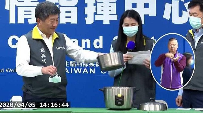 Menkes Taiwan Beri Contoh Cara Disinfeksi Masker Pakai Penanak Nasi