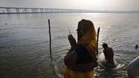 Bahkan di tengah Pandemi COVID-19, umat Hindu tetap menjalankan ibadahnya, seperti yang tellihat wanita ini saat melakukan ritual Ashtami dengan meminta perlindungan kepada sang Dewa yang mereka percayai. AP Photo/Rajesh Kumar Singh.