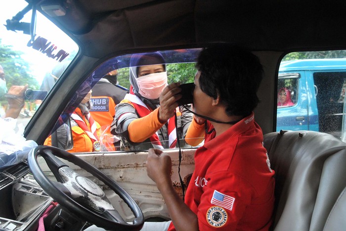 Aksi Bagi-bagi Masker Gratis untuk Lawan Corona Aksi bagi-bagi masker gratis terus dilakukan di berbagai daerah, hal tersebut senada dengan imbauan pemerintah untuk terus mengenakan masker ketika keluar rumah.