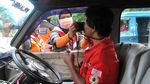 Aksi Warga Bagi-bagi Masker Gratis untuk Lawan Corona