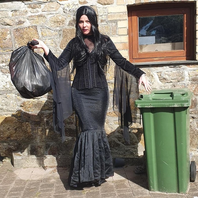 Buang sampah tidak pernah seglamour ini. Mau ikut tren ini agar tak bosan di rumah? Foto: instagram katieliquidsunrayz