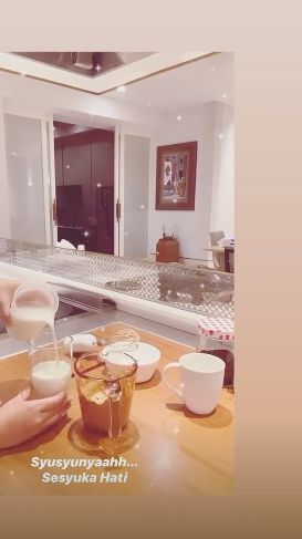 Syahrini bikin dalgona coffee