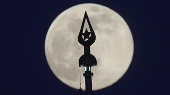 Pemandangan Supermoon dari State Flag Square di Minsk, Belarus. Foto: AP Photo/Sergei Grits