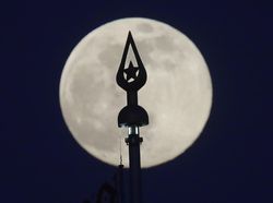 Penampakan Bulan Raksasa dari Berbagai Negara yang Memukau Mata