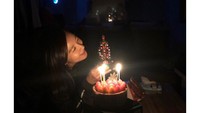 Sebuah cake dengan lilin ini menemani malam Natal Hee Ae. Ia menunjukkan sepotong cake dengan topping strawberry segar. Tangan kanannya juga tampak memegang sebuah pohon natal mungil.  Foto: instagram @heeae_official