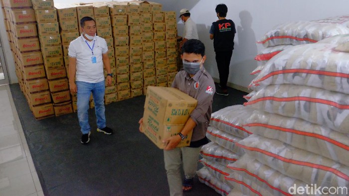 Pengusaha di Karawang bagikan 10 ribu paket sembako untuk warga terdampak Corona