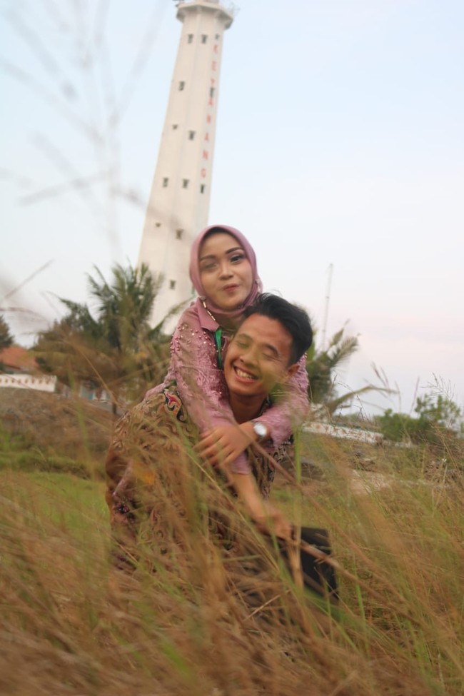 Penjual Bakso Bakar Pak Guyu ini pun mengaku hanya iseng berbagi kisah cintanya di Twitter, dan tak menyangka bisa viral. Tak sedikit dari netizen berkomentar positif dan mendoakan kelancaran hubungan keduanya, namun ada saja netizen yang nyinyir dan iri. Foto: dok. Pribadi