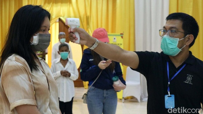Rapid Tes Gratis untuk Pekerja Media dan Masyarakat Partai Golkar menggelar rapid tes COVID-19 di DPP Golkar, Slipi, Jakarta Barat, Rabu (8/4/2020). Tes ini diikuti oleh keluarga besar Golkar, pekerja media dan masyarakat.