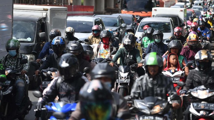 Pemprov DKI Jakarta tengah melakukan sosialisasi penerapan aturan Pembatasan Sosial Berskala Besar (PSBB). Jelang penerapan PSBB, kemacetan masih terjadi di Jakarta.