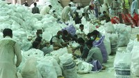 Lalu ada sejumlah relawan umat Muslim yang menyiapkan makanan untuk warga yang terdampak lockdown di Karachi Pakistan. AP Photo/Fareed Khan.