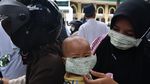 Aksi Warga Bagi-bagi Masker Gratis untuk Lawan Corona