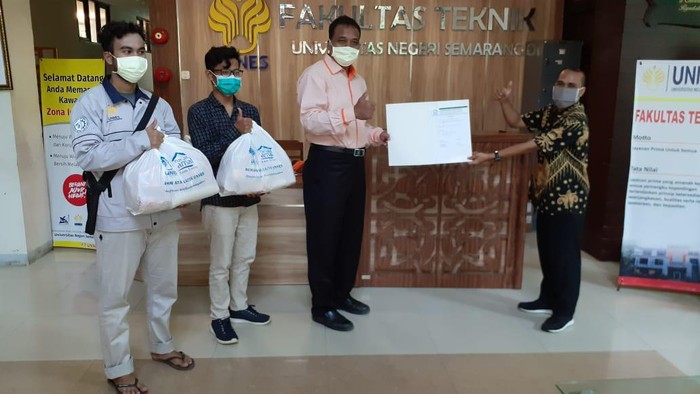 Unnes bagikan paket sembako kepada mahasiswanya yang tak mudik, Rabu (8/4/2020).