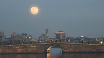 Keindahan Supermoon di kota Hangzhou, China. Foto: Sina Mobile