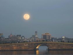 Penampakan Bulan Raksasa dari Berbagai Negara yang Memukau Mata