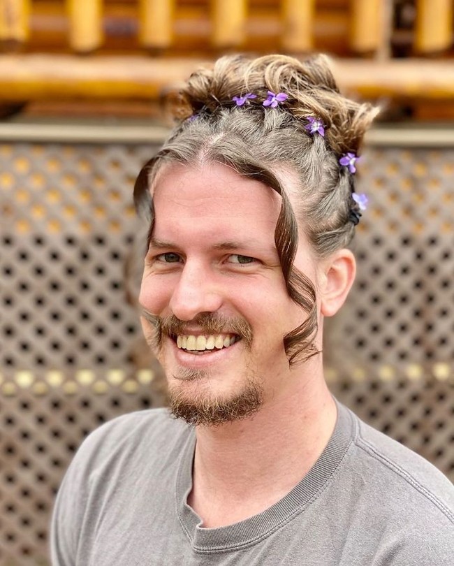 Heidi membagikan foto-foto lucu sang pacar yang menggunakan tatanan rambut hasil karyanya melalui Instagram pribadinya @heidileeoaley. Dia memiliki hati emas karena membiarkan saya melakukan ini dan mempostingnya, kata Heidi. Foto: instagram@Heidi Lee Oley